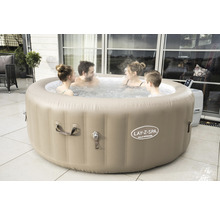 Spa gonflable Lay-Z-Spa avec quatre personnes dans l''eau sur une terrasse