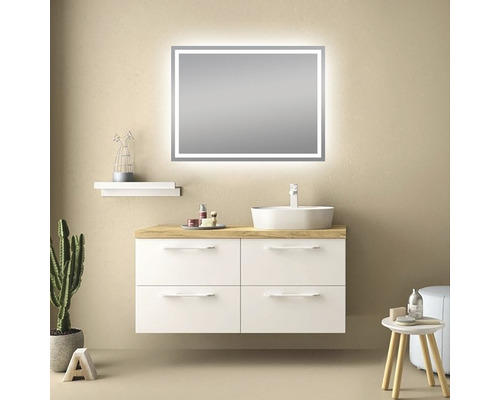 Badezimmer mit Waschtischunterschrank, Aufsatzwaschbecken und beleuchtetem Spiegel