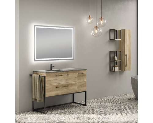 Badezimmer mit Waschtischunterschrank, beleuchtetem Spiegel und Hängeleuchten