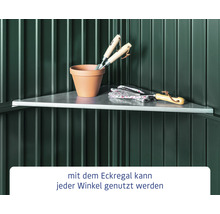 Eckregal im Geräteschuppen mit Gartengeräten und Blumentopf