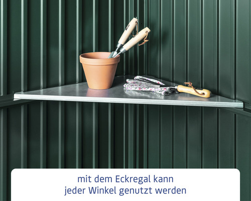 Eckregal im Geräteschuppen mit Gartengeräten und Blumentopf