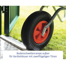 Rad einer Schubkarre auf einer Bodenschwellenrampe für Gerätehäuser mit zweiflügeligen Türen