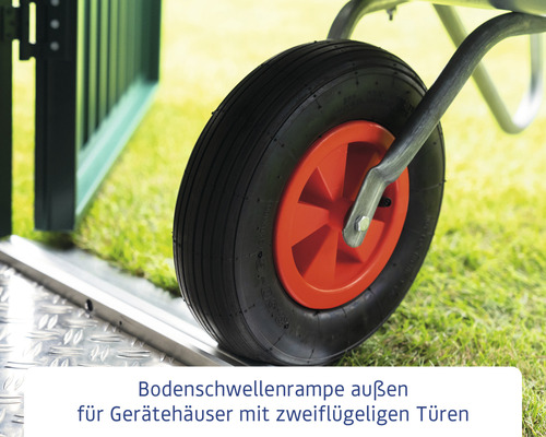 Rad einer Schubkarre auf einer Bodenschwellenrampe für Gerätehäuser mit zweiflügeligen Türen