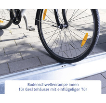 Fahrrad fährt über eine Bodenschwellenrampe für Gerätehäuser mit einflügeliger Tür