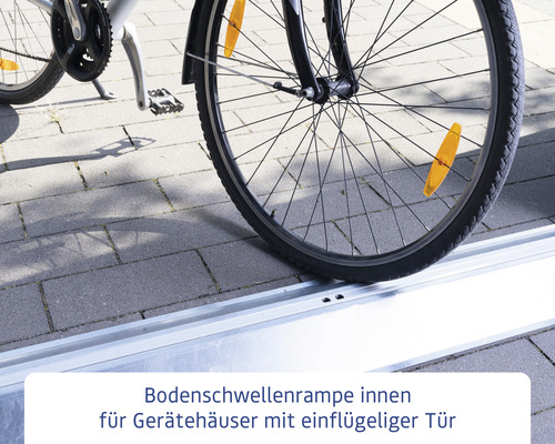 Fahrrad fährt über eine Bodenschwellenrampe für Gerätehäuser mit einflügeliger Tür