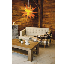 Wohnzimmer mit Sofa, Couchtisch und Papiersternleuchte