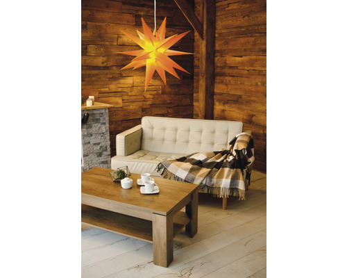 Wohnzimmer mit Sofa, Couchtisch und Papiersternleuchte