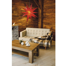 Wohnzimmer mit Sofa, Holztisch und Sternleuchte