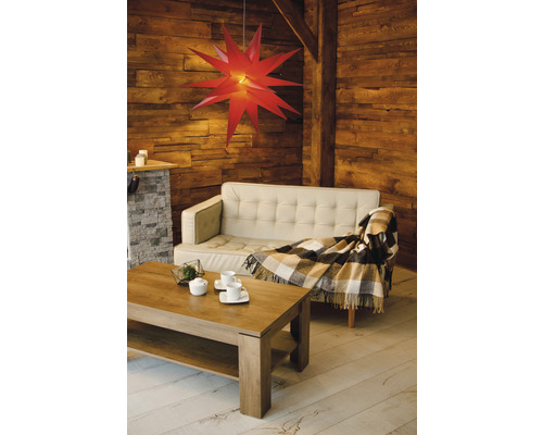 Wohnzimmer mit Sofa, Holztisch und Sternleuchte