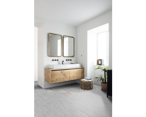 Helles Badezimmer mit Waschtisch, Spiegeln und Dekoration