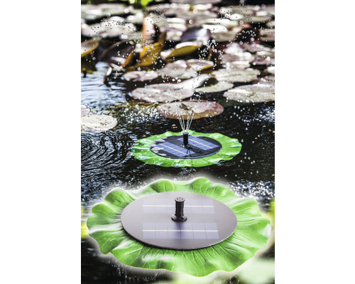 Fontaine de bassin solaire flottante avec motif de feuille de nénuphar dans un bassin de jardin.