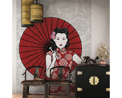 Pièce d''inspiration asiatique avec papier peint, chaises et armoire