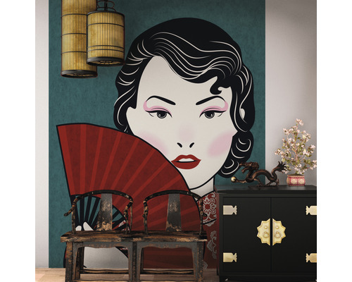 Intérieur décoratif avec un papier peint représentant une femme avec un éventail, combiné avec des meubles de style asiatique.