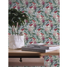 Zimmer mit botanischer Mustertapete, Pflanze und Bücher auf einem Tisch