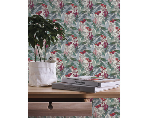 Pièce avec papier peint à motifs botaniques, plante et livres sur une table