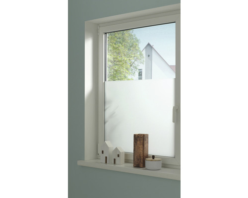 Fenêtre avec film de protection visuelle semi-transparent et décoration