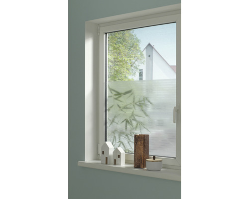 Fenêtre blanche avec décoration sur le rebord de la fenêtre