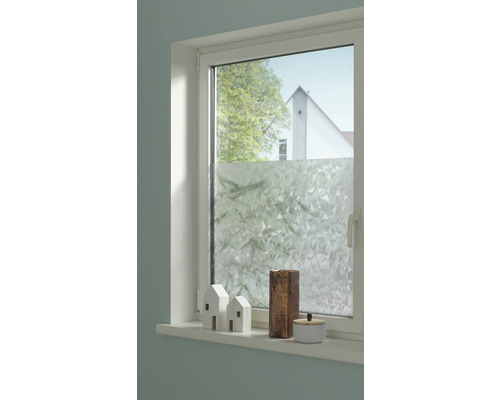 Fenêtre avec film de verre dépoli et décoration sur rebord de fenêtre