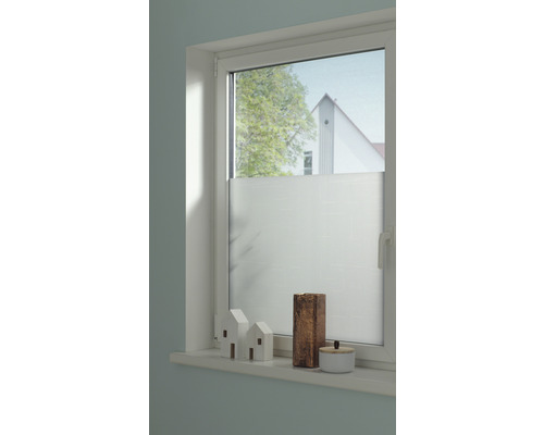 Fenster mit halbtransparentem Rollo für Sichtschutz und Dekoration