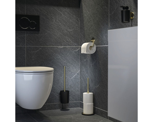 Salle de bains moderne avec toilettes, porte-papier toilette, brosse de toilette et support de papier toilette