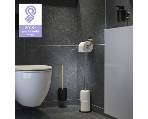 Salle de bains moderne avec toilettes, porte-papier hygiénique, brosse de toilette et distinction pour un bon design industriel