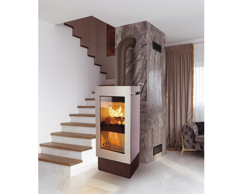 Salon moderne avec poêle à bois, escalier et rideaux