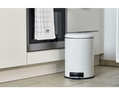 Weißer Treteimer in einer Küche