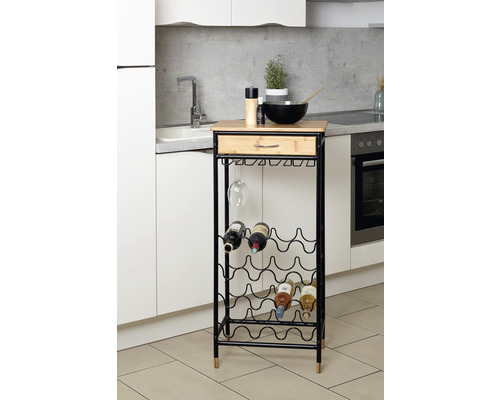 Weinregal aus Metall und Holz mit Schublade, Gläserhalter und Flaschenablage in einer Küchenszenen