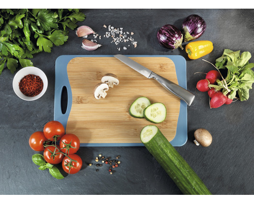 Szene mit Schneidebrett, Messer und verschiedenen Gemüsesorten