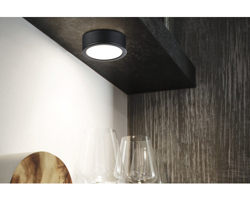 Aufbaulampe unter Regal mit Gläsern