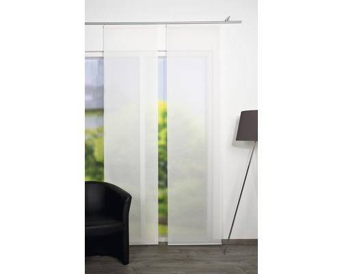 Deux rideaux coulissants blancs avec un fauteuil et une lampe dans une pièce.