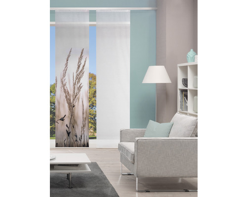 Salon avec rideaux coulissants, canapé et étagère