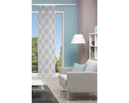 Salon avec store japonais à motif ondulé sur la fenêtre