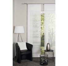 Salon avec rideaux coulissants, fauteuil et lampadaire