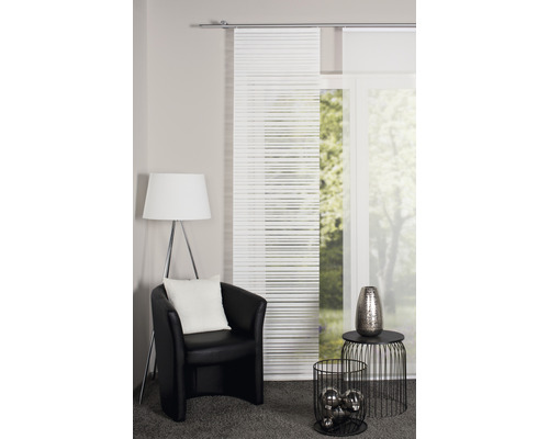 Salon avec rideaux coulissants, fauteuil et lampadaire