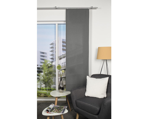 Salon avec rideau coulissant, fauteuil et table d''appoint