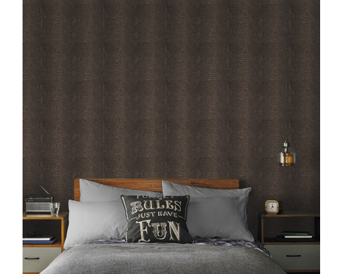 Schlafzimmer mit brauner Tapete in Schlangenlederoptik