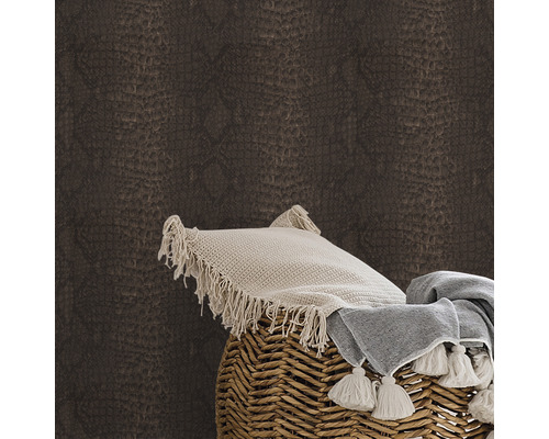 Dekorative Wand mit Krokodilleder Tapete, Kissen und Decke auf einem Korb