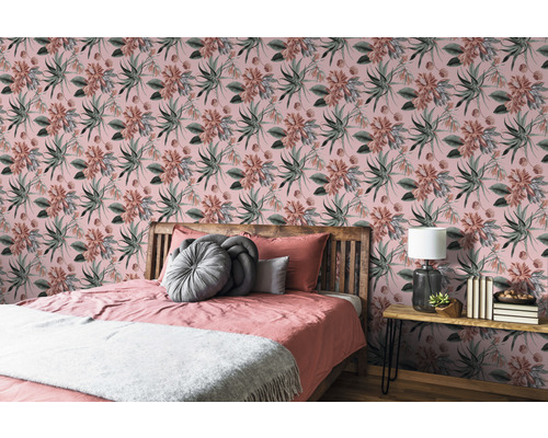 Chambre à coucher avec papier peint à motifs floraux, lit et table de chevet