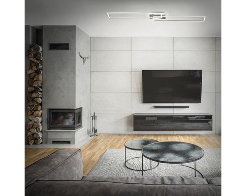 Modernes Wohnzimmer mit Kamin, Fernseher und zeitgenössischer Beleuchtung