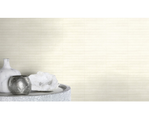 Carreaux muraux clairs avec motif de lignes horizontales pour un design intérieur moderne.