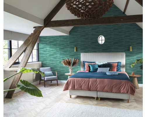 Chambre lumineuse avec lit double, papier peint à motifs et poutres en bois
