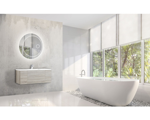 Badezimmer mit Waschtisch, Spiegel mit Beleuchtung und Badewanne