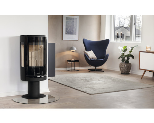 Salon moderne avec poêle à bois et fauteuil bleu