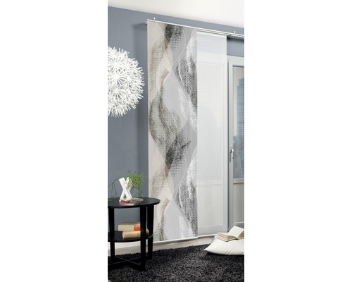 Jeu de panneaux coulissants décoratifs avec motif abstrait devant une fenêtre.