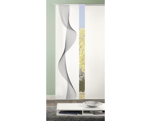 Dekoratives Schiebegardinen-Set mit Wellenmuster vor einem Fenster