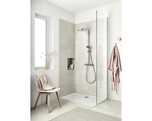 Salle de bains avec cabine de douche, système de douche et siège