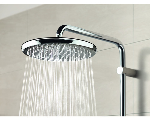 Douche pluie avec jet d''eau dans la salle de bain