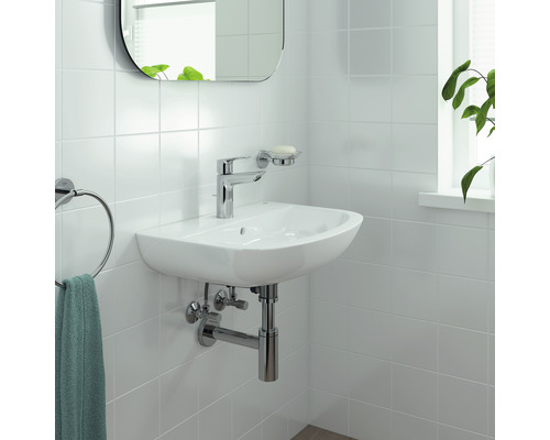 Salle de bain avec lavabo, robinet, miroir et anneau porte-serviettes