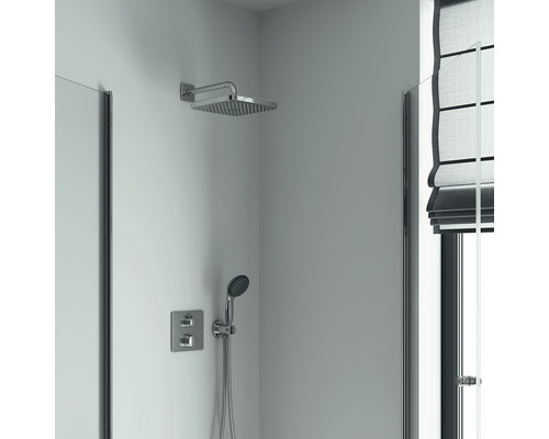 Douche moderne avec pomme de tête, douchette à main et robinet thermostatique dans une salle de bain lumineuse.